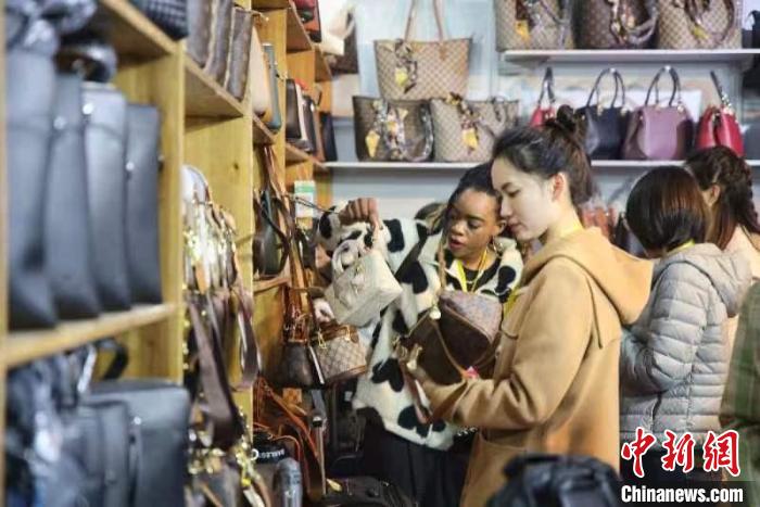 女士選購包包?！∨砣A 攝